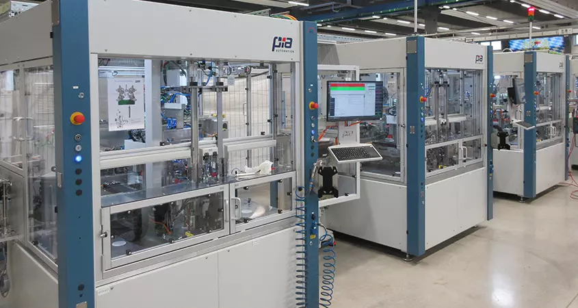 Die Anlagenarchitektur verbindet mehrere Montagemodule, darunter sechs Multiblade-Sationen, über parallele High-Speed-Fördersysteme.